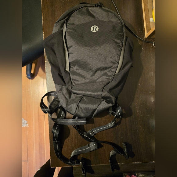 lululemon Fast and Free Running Pack - Picture 8 of 8
